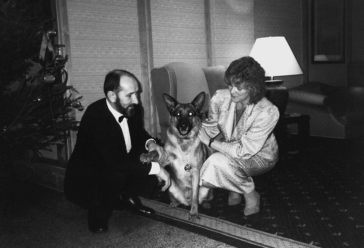 Nikola i Helen Shirley Štedul sa svojim Pašom, nakon što je Paša u Velikoj Britaniji dobio zlatnu kolajnu za spašavanje ljudskog života 1989.